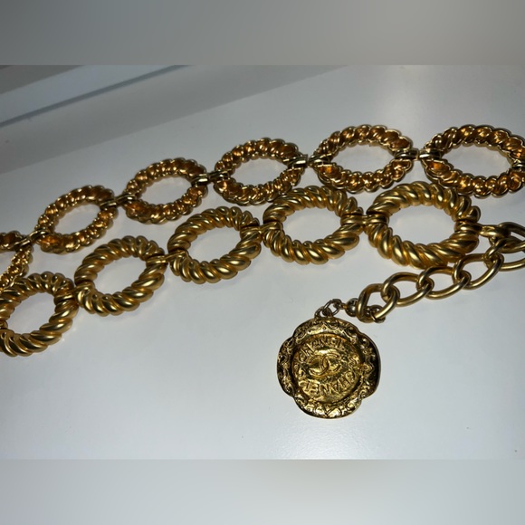 CHANEL 1980s Textured Medallion Logo Belt – Rare Collector’s Piece - Picture 9 of 13